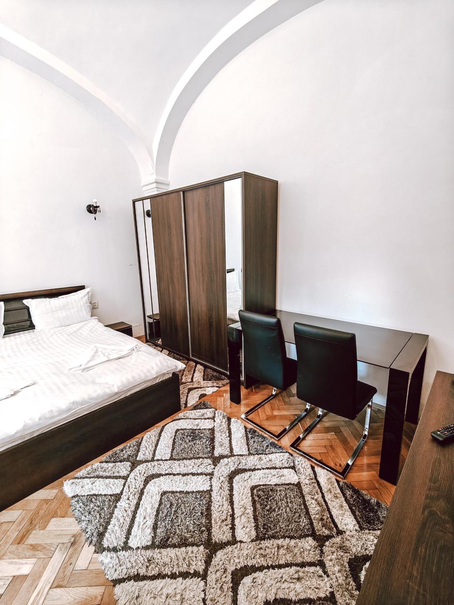 Berindei Studio - City Center - Private Parking คลูจ-นาโปกา ภายนอก รูปภาพ