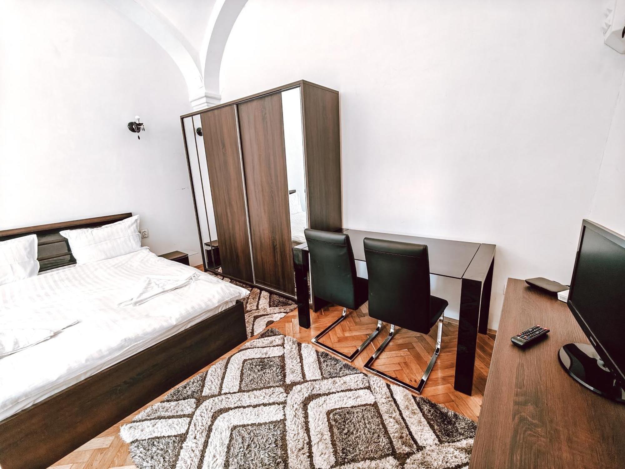 Berindei Studio - City Center - Private Parking คลูจ-นาโปกา ภายนอก รูปภาพ