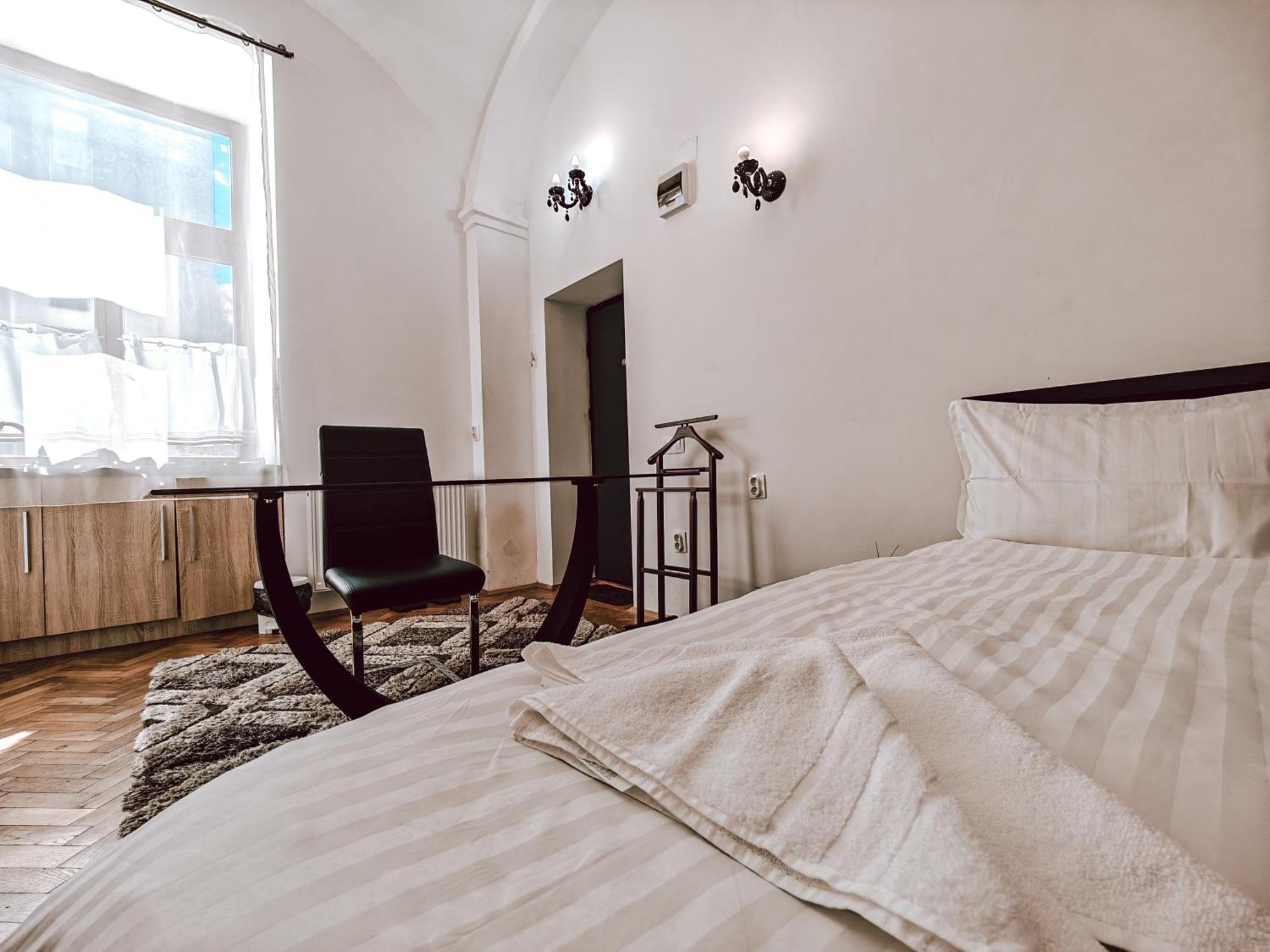 Berindei Studio - City Center - Private Parking คลูจ-นาโปกา ภายนอก รูปภาพ