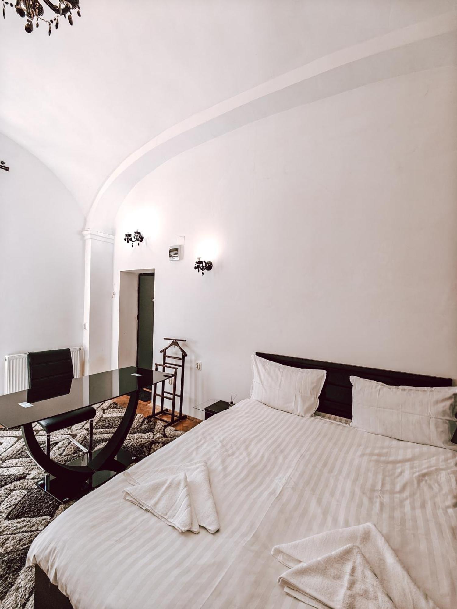 Berindei Studio - City Center - Private Parking คลูจ-นาโปกา ภายนอก รูปภาพ