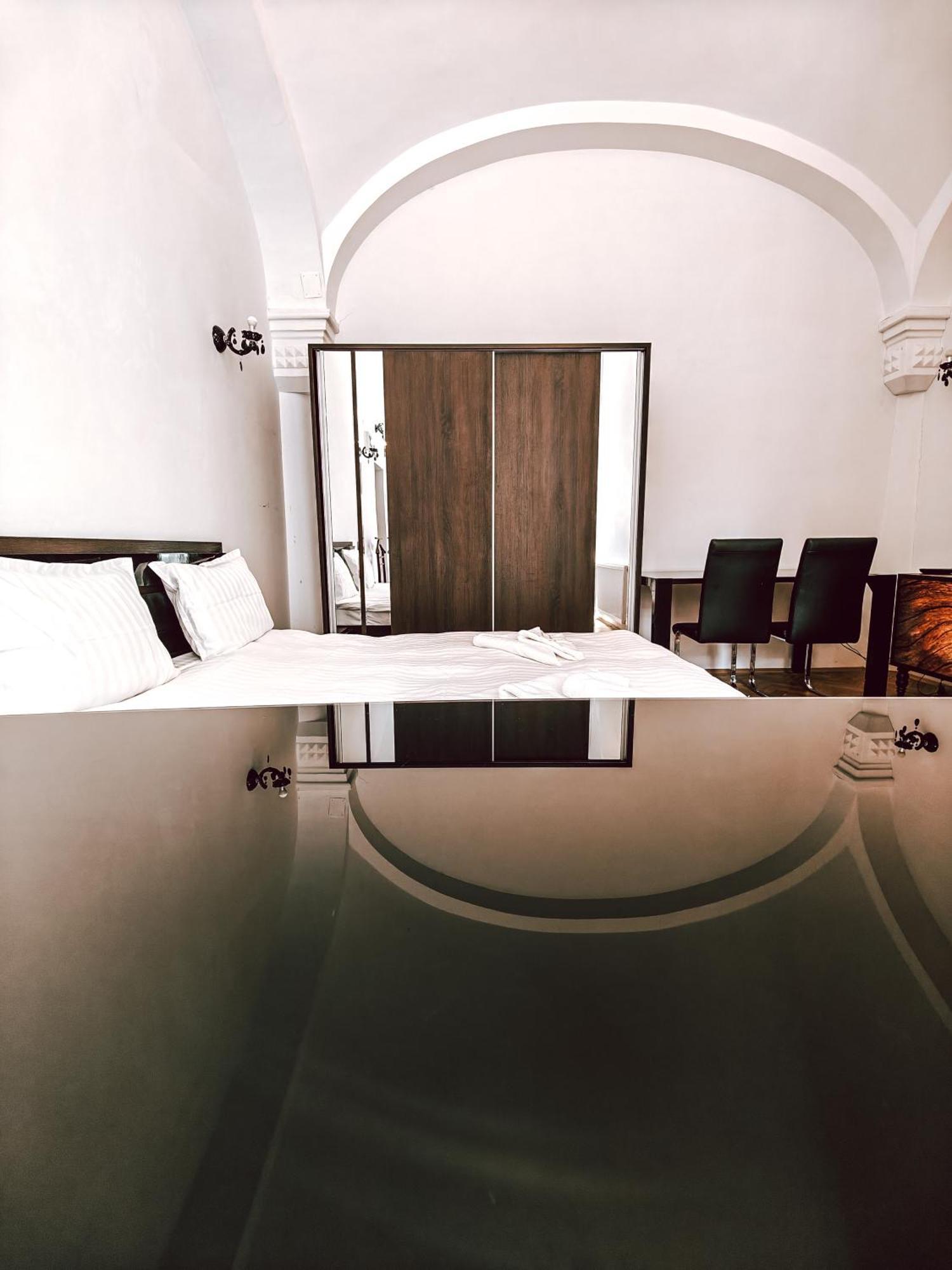 Berindei Studio - City Center - Private Parking คลูจ-นาโปกา ภายนอก รูปภาพ