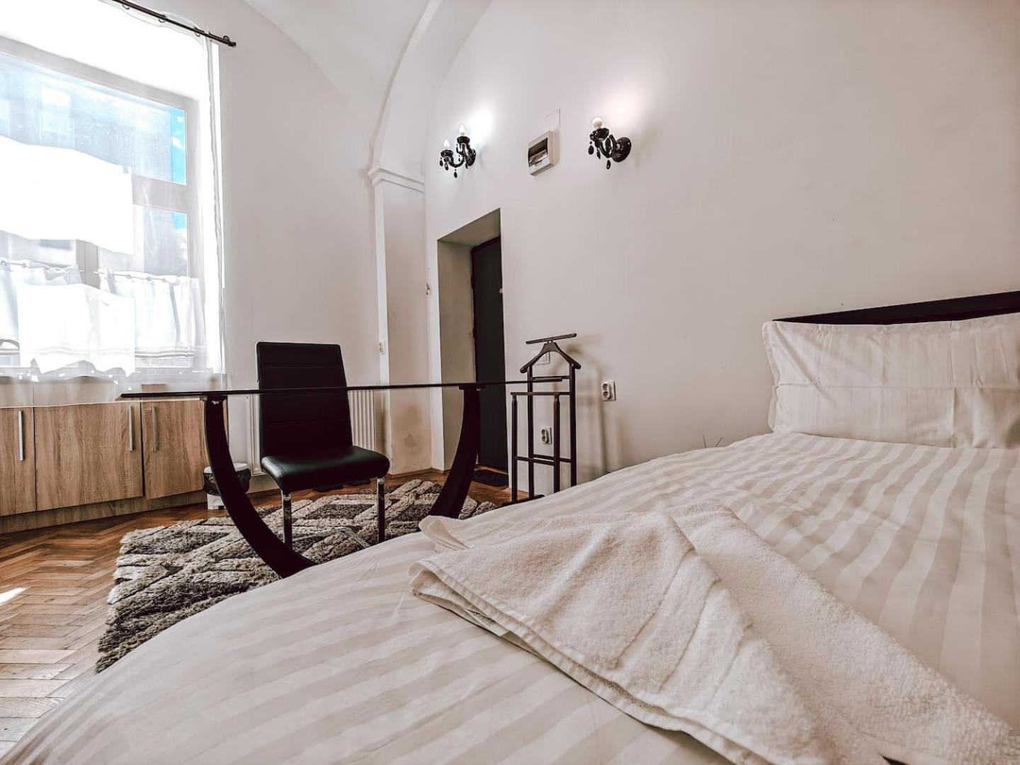 Berindei Studio - City Center - Private Parking คลูจ-นาโปกา ภายนอก รูปภาพ