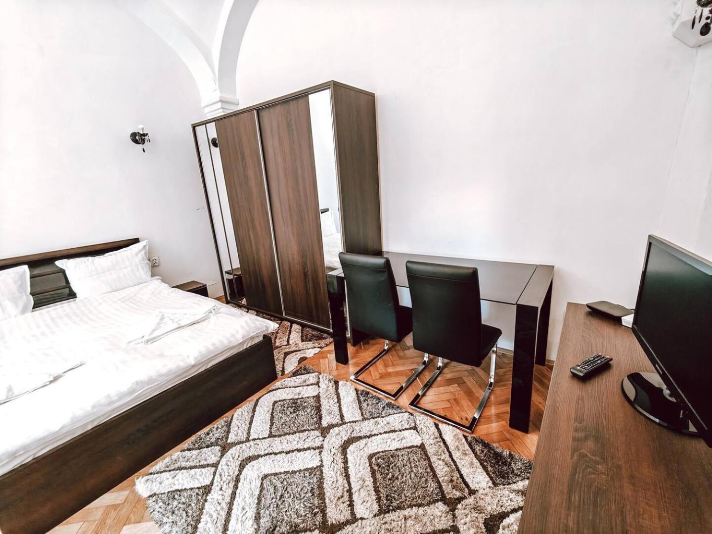 Berindei Studio - City Center - Private Parking คลูจ-นาโปกา ภายนอก รูปภาพ