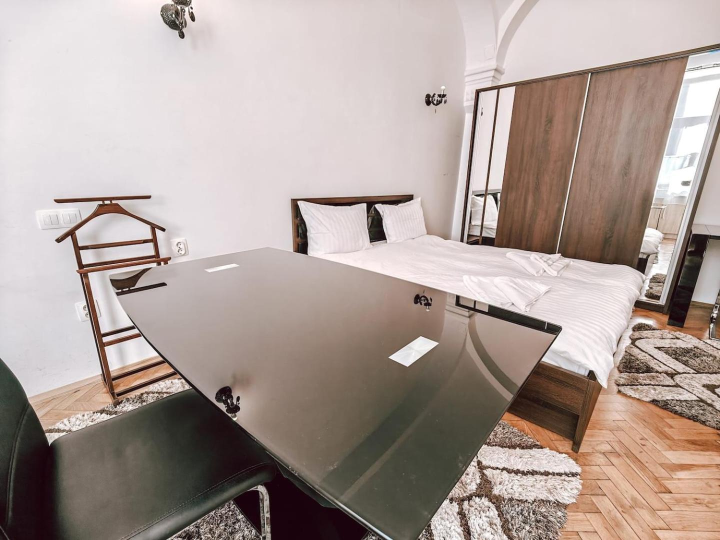 Berindei Studio - City Center - Private Parking คลูจ-นาโปกา ภายนอก รูปภาพ